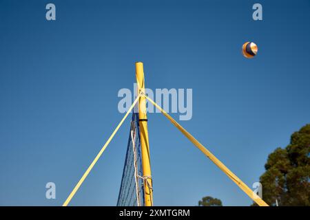 Ein actiongeladener Moment des 3x3 Ladeira Beach Volleyball Turniers in Baiona fängt einen Volleyball ein, der durch die Luft schwingt. Die dynamische Szene hoch Stockfoto