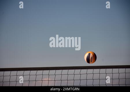 Ein actiongeladener Moment des 3x3 Ladeira Beach Volleyball Turniers in Baiona fängt einen Volleyball ein, der durch die Luft schwingt. Die dynamische Szene hoch Stockfoto