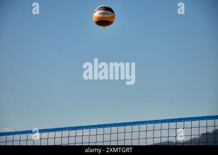 Ein actiongeladener Moment des 3x3 Ladeira Beach Volleyball Turniers in Baiona fängt einen Volleyball ein, der durch die Luft schwingt. Die dynamische Szene hoch Stockfoto