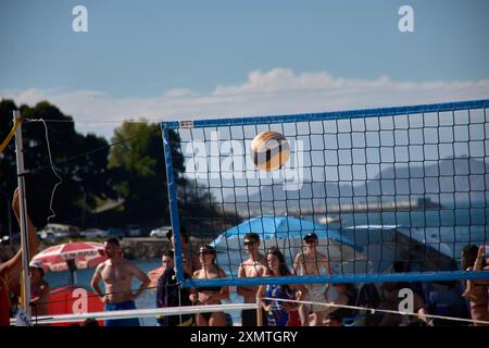 Ein actiongeladener Moment des 3x3 Ladeira Beach Volleyball Turniers in Baiona fängt einen Volleyball ein, der durch die Luft schwingt. Die dynamische Szene hoch Stockfoto