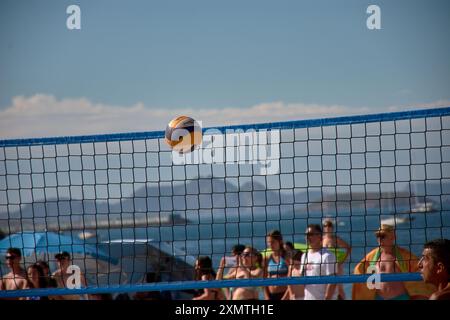 Ein actiongeladener Moment des 3x3 Ladeira Beach Volleyball Turniers in Baiona fängt einen Volleyball ein, der durch die Luft schwingt. Die dynamische Szene hoch Stockfoto