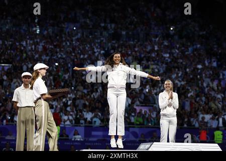 29. Juli 2024, Paris, Ile de France, Frankreich: Silbermedaillengewinnerin SARA BALZER aus Frankreich springt vor Freude während der SIEGEREHRUNG des individuellen Sabre der Fechten Frauen bei den Olympischen Spielen 2024 in Paris (Foto: © Mickael Chavet/ZUMA Press Wire) NUR ZUR REDAKTIONELLEN VERWENDUNG! Nicht für kommerzielle ZWECKE! Stockfoto