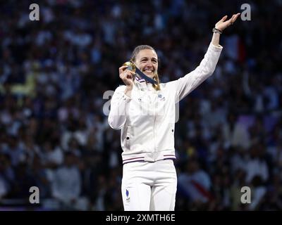 29. Juli 2024, Paris, Ile de France, Frankreich: MANON APITHY-BRUNET aus Frankreich feiert den Gewinn der Goldmedaille während der Siegerehrung des individuellen Sabre der Fechten Frauen bei den Olympischen Spielen 2024 in Paris (Credit Image: © Mickael Chavet/ZUMA Press Wire) NUR ZUR REDAKTIONELLEN VERWENDUNG! Nicht für kommerzielle ZWECKE! Stockfoto