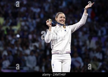 29. Juli 2024, Paris, Ile de France, Frankreich: MANON APITHY-BRUNET aus Frankreich feiert den Gewinn der Goldmedaille während der Siegerehrung des individuellen Sabre der Fechten Frauen bei den Olympischen Spielen 2024 in Paris (Credit Image: © Mickael Chavet/ZUMA Press Wire) NUR ZUR REDAKTIONELLEN VERWENDUNG! Nicht für kommerzielle ZWECKE! Stockfoto
