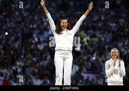 29. Juli 2024, Paris, Ile de France, Frankreich: Silbermedaillengewinnerin SARA BALZER aus Frankreich springt vor Freude während der SIEGEREHRUNG des individuellen Sabre der Fechten Frauen bei den Olympischen Spielen 2024 in Paris (Foto: © Mickael Chavet/ZUMA Press Wire) NUR ZUR REDAKTIONELLEN VERWENDUNG! Nicht für kommerzielle ZWECKE! Stockfoto