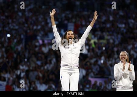 29. Juli 2024, Paris, Ile de France, Frankreich: Silbermedaillengewinnerin SARA BALZER aus Frankreich springt vor Freude während der SIEGEREHRUNG des individuellen Sabre der Fechten Frauen bei den Olympischen Spielen 2024 in Paris (Foto: © Mickael Chavet/ZUMA Press Wire) NUR ZUR REDAKTIONELLEN VERWENDUNG! Nicht für kommerzielle ZWECKE! Stockfoto