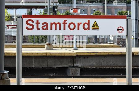 Stamford, CT - 23. Juni 2024: Schild am Bahnhof Stramford am Bahnsteig des Metro North CT Transit Train. Amtrak- und S-Bahn-Haltestelle. Stockfoto