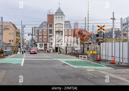 Nakano, Japan – 24. Mai 2024: Eisenbahnüberquerung in Nakano City, Tokio, Japan. Stockfoto