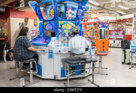 Nakano, Japan - 24. Mai 2024: Die Leute spielen Pachinko in einer japanischen Arkade. Steckplatz Stockfoto