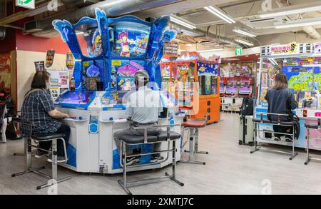 Nakano, Japan - 24. Mai 2024: Die Leute spielen Pachinko in einer japanischen Arkade. Steckplatz Stockfoto