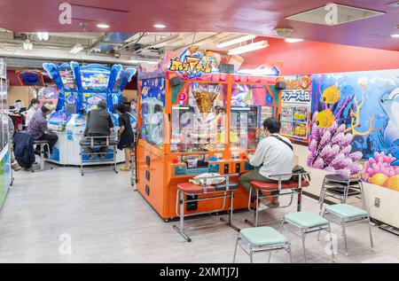 Nakano, Japan - 26. Mai 2024: Die Leute spielen Pachinko in einer japanischen Arkade. Steckplatz Stockfoto