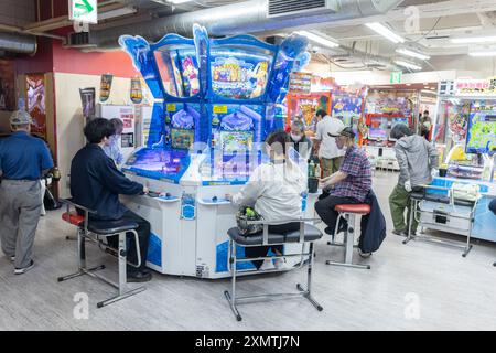 Nakano, Japan - 26. Mai 2024: Die Leute spielen Pachinko in einer japanischen Arkade. Steckplatz Stockfoto