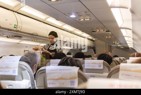 Shanghai, China - 26. Mai 2024: China Eastern Airlines Cabin Meal Service auf dem Flug nach Budapest, Ungarn Stockfoto