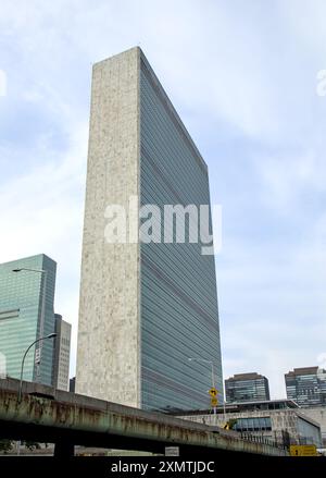 Hauptquartier der vereinten Nationen in New york (hoher rechteckiger Büroturm, der den Himmel in Glasfenstern reflektiert) diplomatisches Treffen fa Stockfoto