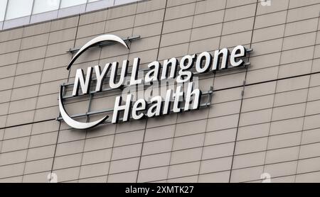 New York, NY - 23. Juni 2024: NYU Langone Health Schild an der Seite des Krankenhauses in Manhattan, New York City. Stockfoto