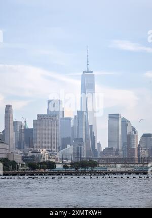 Blick auf den Pier vor der Skyline von Downtown manhattan in der Nähe von Little Island (Blick auf den Wolkenkratzer) Stockfoto