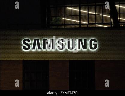 New York, NY - 9. Juli 2024: Logo des Samsung-Elektronikherstellers auf der Fassade des Bürogebäudes mit Leuchtstofflampen in M Stockfoto