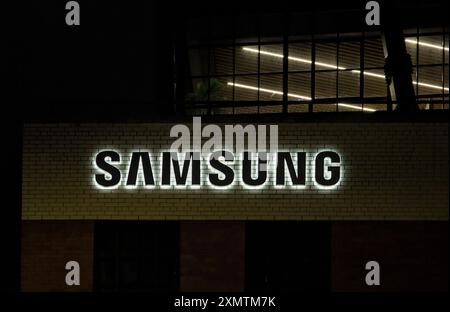 New York, NY - 9. Juli 2024: Logo des Samsung-Elektronikherstellers auf der Fassade des Bürogebäudes mit Leuchtstofflampen in M Stockfoto