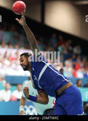 Paris, Frankreich. Juli 2024. Melvyn Richardson aus Frankreich schießt während des Handballspiels der Vorrunde der Gruppe B zwischen Frankreich und Norwegen bei den Olympischen Spielen 2024 in Paris, Frankreich, 29. Juli 2024. Quelle: Li Jing/Xinhua/Alamy Live News Stockfoto