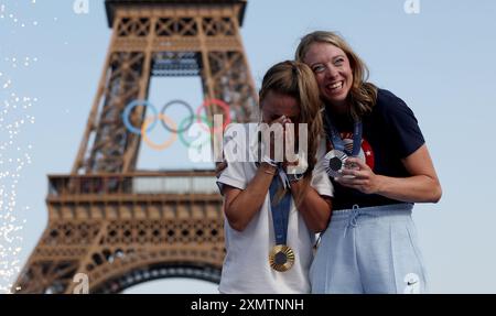 Paris, Frankreich. Juli 2024. Haley Batten (USA) und Pauline Ferrand Prevot (L) aus Frankreich feiern im Champions Park für die Olympischen Spiele 2024 in Paris, Frankreich, 29. Juli 2024. Quelle: Li Ying/Xinhua/Alamy Live News Stockfoto