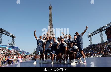 Paris, Frankreich. Juli 2024. Die Medaillengewinner Frankreichs posieren für Fotos im Champions Park für die Olympischen Spiele 2024 in Paris, Frankreich, 29. Juli 2024. Quelle: Li Ying/Xinhua/Alamy Live News Stockfoto