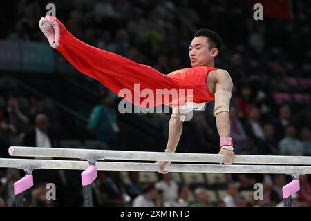 Paris, Frankreich. Juli 2024. Olympische Spiele, Paris 2024, Turnen, Rundum, Team, Männer, Finale, Zou Jingyuan aus China tritt in parallelen Bars auf. Quelle: Marijan Murat/dpa/Alamy Live News Stockfoto