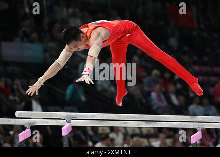 Paris, Frankreich. Juli 2024. Olympische Spiele, Paris 2024, Turnen, Rundum, Team, Männer, Finale, Zou Jingyuan aus China tritt in parallelen Bars auf. Quelle: Marijan Murat/dpa/Alamy Live News Stockfoto