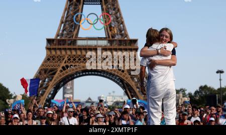 Paris, Frankreich. Juli 2024. Haley Batten (Rückseite) der Vereinigten Staaten umarmt Goldmedaillengewinnerin Pauline Ferrand Prevot von Frankreich im Champions Park für die Olympischen Spiele 2024 in Paris, Frankreich, 29. Juli 2024. Quelle: Li Ying/Xinhua/Alamy Live News Stockfoto