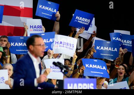 Philadelphia, Usa. Juli 2024. Die Leute in der Menge jubeln als Gouverneur Josh Shapiro und Gouverneur Gretchen Whitmer am 29. Juli 2024 in Lower Gwynned, PA, USA, eine Kundgebung zur Unterstützung von Kamala Harris veranstalten. (Foto: Bastiaan Slabbers/SIPA USA) Credit: SIPA USA/Alamy Live News Stockfoto