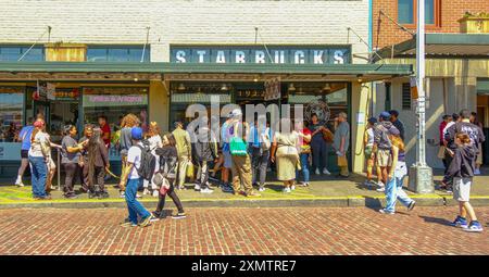 SEATTLE, WASHINGTON - 3. Juli 2023: Pike Place Market ist ein öffentlicher Markt mit Blick auf die Elliott Bay in Seattle, Washington. Das Marktangebot Stockfoto