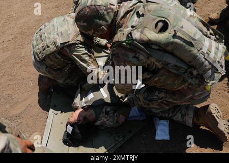 Soldaten der US-Armee des 79th Infantry Brigade Combat Teams, California Army National Guard, üben die Beurteilung eines Opfers unter simuliertem Feuer und Druck während ihres jährlichen Trainings in Camp Pendleton, Kalifornien, am 25. Juli 2024. Kader der 1. Geschwader, 18. Kavallerie-Regiment, 79. IBCT, setzten die Konkurrenten unter Stress, um eine echte Situation zu simulieren. (Foto der Nationalgarde der US-Armee von SPC. William Franco Espinosa) Stockfoto