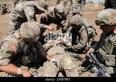 Soldaten der US-Armee des 79th Infantry Brigade Combat Teams, California Army National Guard, üben eine medizinische Evakuierung (Medevac) unter simuliertem Feuer und Druck während ihres jährlichen Trainings in Camp Pendleton, Kalifornien, am 25. Juli 2024. Kader der 1. Geschwader, 18. Kavallerie-Regiment, 79. IBCT, setzten die Konkurrenten unter Stress, um eine echte Situation zu simulieren. (Foto der Nationalgarde der US-Armee von SPC. William Franco Espinosa) Stockfoto