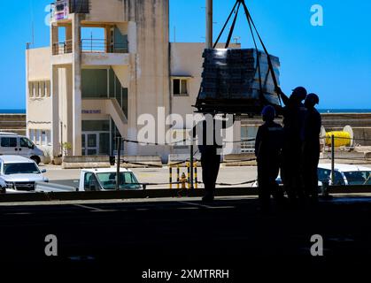 ROTA, SPANIEN (16. Juli 2024) Seeleute, die der Expeditionsbasis USS Hershel 'Woody' Williams (ESB 4) zugewiesen sind, führen Kranoperationen in den Lagerhäusern zur Vorbereitung auf die Fahrt durch. Hershel „Woody“ Williams befindet sich auf einem geplanten Einsatz im Gebiet der U.S. Naval Forces Africa und wird von der U.S. Sixth Fleet eingesetzt, um die Interessen der USA, der Alliierten und der Partner zu verteidigen. (Foto der US Navy von Mass Communication Specialist 1st Class Ridge Leoni) Stockfoto