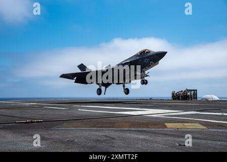 Eine F-35C Lightning II der Sidewinders der Strike Fighter Squadron (VFA) 86 bereitet sich auf eine verhaftete Landung auf dem Flugdeck des Flugzeugträgers USS Nimitz (CVN 68) im Pazifischen Ozean vor, am 26. Juli 2024. Nimitz führt gerade Routineoperationen durch. (Foto der US Navy von Mass Communication Specialist 2nd Class Carson Croom) Stockfoto