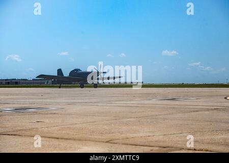 Der 137th Special Operations Wing begrüßt sein erstes AT-802U-Trainingsflugzeug auf der will Rogers Air National Guard Base, Oklahoma City, am 29. Juli 2024 nach dem Testpilot-Training auf dem Hurlburt Field, Florida. Das AT-802U-Trainerflugzeug wird eingesetzt, um den ersten Kader in einem repräsentativen Heckrad-Flugzeug in Vorbereitung auf die Missionised Armed Overwatch (OA-1K)-Variante zu trainieren. Frank Kendall, Sekretär der Air Force, wählte WRANGB für die Total Force Integration OA-1K formale Trainingseinheit. Die OA-1K ist ein kostengünstiges, schnell einsetzbares, multifunktionales Flugzeugsystem für kleine bis mittlere Flugzeuge Stockfoto