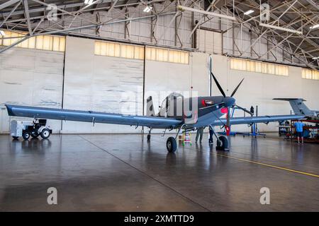 Der 137th Special Operations Wing begrüßt sein erstes AT-802U-Trainingsflugzeug auf der will Rogers Air National Guard Base, Oklahoma City, am 29. Juli 2024 nach dem Testpilot-Training auf dem Hurlburt Field, Florida. Das AT-802U-Trainerflugzeug wird eingesetzt, um den ersten Kader in einem repräsentativen Heckrad-Flugzeug in Vorbereitung auf die Missionised Armed Overwatch (OA-1K)-Variante zu trainieren. Frank Kendall, Sekretär der Air Force, wählte WRANGB für die Total Force Integration OA-1K formale Trainingseinheit. Die OA-1K ist ein kostengünstiges, schnell einsetzbares, multifunktionales Flugzeugsystem für kleine bis mittlere Flugzeuge Stockfoto