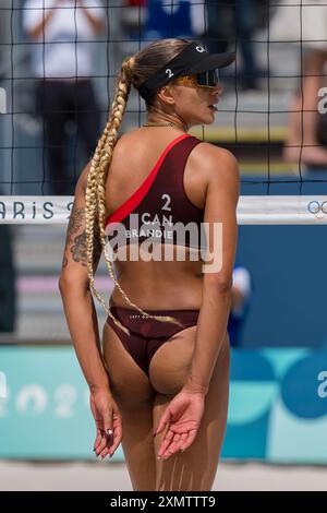 Paris, Ile de France, Frankreich. Juli 2024. Kanadierin BRANDIE WILKERSON (CAN) (2) signalisiert ihrem Teamkollegen während ihrer Vorbereitungsphase - Pool D Frauen-Beachvolleyball-Spiel gegen Paraguay (PAR) im Stadion Stade Tour Eiffel während der Olympischen Sommerspiele 2024 in Paris. (Kreditbild: © Walter Arce/ZUMA Press Wire) NUR REDAKTIONELLE VERWENDUNG! Nicht für kommerzielle ZWECKE! Stockfoto