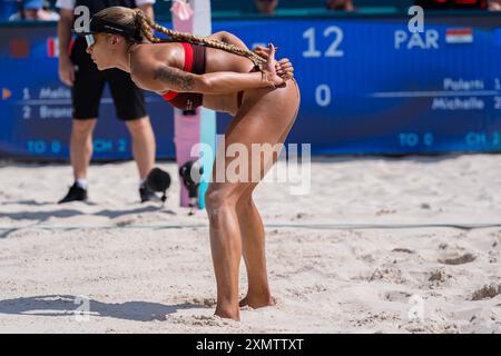 Paris, Ile de France, Frankreich. Juli 2024. Kanadierin BRANDIE WILKERSON (CAN) (2) signalisiert ihrem Teamkollegen während ihrer Vorbereitungsphase - Pool D Frauen-Beachvolleyball-Spiel gegen Paraguay (PAR) im Stadion Stade Tour Eiffel während der Olympischen Sommerspiele 2024 in Paris. (Kreditbild: © Walter Arce/ZUMA Press Wire) NUR REDAKTIONELLE VERWENDUNG! Nicht für kommerzielle ZWECKE! Stockfoto