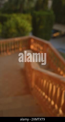 Unscharfe Außentreppe auf mallorca, spanien, mit unscharfem Grün im Hintergrund und sanftem Abendlicht. Stockfoto