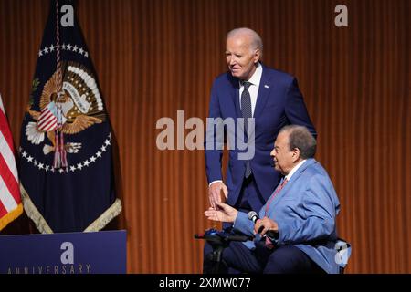 US-Präsident JOE BIDEN (links) grüßt den ehemaligen Botschafter ANDREW YOUNG, bevor Biden am 29. Juli 2024 in der Lyndon Baines Johnson Library in Austin die Grundsatzrede hält, um den 60. Jahrestag der Unterzeichnung des Civil Rights Act durch LBJ im Jahr 1964 zu feiern. Biden warnte vor der Bedrohung der Demokratie, wenn Donald Trump zufällig eine zweite Amtszeit gewinnt. Quelle: Bob Daemmrich/Alamy Live News Stockfoto