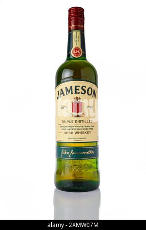 Gaziveren, Zypern -07.23.2024 Jameson ist ein irischer Blended Whiskey, der seit 1780 von der Irish Distillers-Tochter Pernod Ricard hergestellt wird. Stockfoto