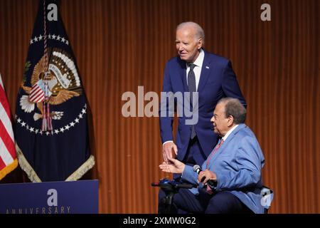 Austin, Texas, USA. Juli 2024. US-Präsident JOE BIDEN begrüßt den ehemaligen Botschafter ANDREW YOUNG, bevor Biden am 29. Juli 2024 in der Lyndon Baines Johnson Library in Austin die Grundsatzrede hält, um den 60. Jahrestag der Unterzeichnung des Civil Rights Act durch LBJ im Jahr 1964 zu feiern. Biden warnte vor der Bedrohung der Demokratie, wenn Donald Trump zufällig eine zweite Amtszeit gewinnt. (Kreditbild: © Bob Daemmrich/ZUMA Press Wire) NUR REDAKTIONELLE VERWENDUNG! Nicht für kommerzielle ZWECKE! Stockfoto