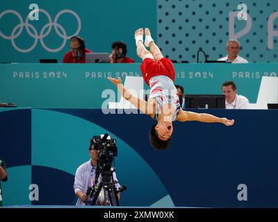 Paris, Frankreich. Juli 2024. Olympische Spiele in Paris: Künstlerische Gymnastik: Finale der Männer. Asher Hong aus den Vereinigten Staaten während seiner Übung am Boden, Credit: Adam Stoltman/Alamy Live News Stockfoto