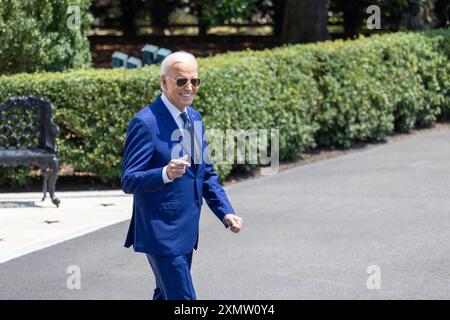 Washington, USA. Juli 2024. US-Präsident Joe Biden geht am 29. Juli 2024 in Richtung South Lawn, um an Bord der Marine One im Weißen Haus in Washington, DC, USA, zu gehen. Biden kündigte am Montag einen Plan zur Reform des Obersten Gerichtshofs an und sagte, er freue sich darauf, mit dem Kongress zusammenzuarbeiten, um den Missbrauch der Macht des Präsidenten zu verhindern und den Glauben an das höchste Gericht des Landes wiederherzustellen. Quelle: Hu Yousong/Xinhua/Alamy Live News Stockfoto