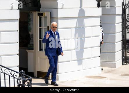 Washington, USA. Juli 2024. US-Präsident Joe Biden geht am 29. Juli 2024 in Richtung South Lawn, um an Bord der Marine One im Weißen Haus in Washington, DC, USA, zu gehen. Biden kündigte am Montag einen Plan zur Reform des Obersten Gerichtshofs an und sagte, er freue sich darauf, mit dem Kongress zusammenzuarbeiten, um den Missbrauch der Macht des Präsidenten zu verhindern und den Glauben an das höchste Gericht des Landes wiederherzustellen. Quelle: Hu Yousong/Xinhua/Alamy Live News Stockfoto