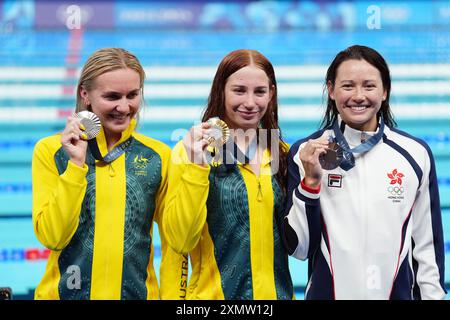 Paris, Frankreich. Juli 2024. Goldmedaillengewinner Mollie O'Callaghan aus Australien, Silbermedaillengewinner Ariarne Titmus aus Australien und Bronzemedaillengewinner Siobhan Bernadette Haughey aus Hongkong aus China zeigen die Medaillen nach der Siegerehrung für die 200-m-Schwimmfreistil der Frauen bei den Olympischen Spielen 2024 in Paris, Frankreich, 29. Juli 2024. Quelle: Xue Yuge/Xinhua/Alamy Live News Stockfoto