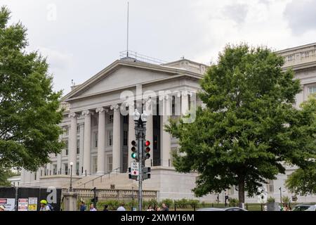 Washington, USA. Juli 2024. Das Foto vom 29. Juli 2024 zeigt das US-Finanzministerium in Washington, DC, USA. Die Staatsverschuldung der US-Regierung hat zum ersten Mal 35 Billionen US-Dollar übertroffen, wie Ende letzter Woche laut Daten des Finanzministeriums am Montag festgestellt wurde. Quelle: Hu Yousong/Xinhua/Alamy Live News Stockfoto