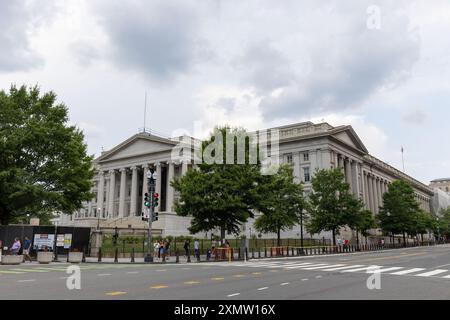 Washington, USA. Juli 2024. Das Foto vom 29. Juli 2024 zeigt das US-Finanzministerium in Washington, DC, USA. Die Staatsverschuldung der US-Regierung hat zum ersten Mal 35 Billionen US-Dollar übertroffen, wie Ende letzter Woche laut Daten des Finanzministeriums am Montag festgestellt wurde. Quelle: Hu Yousong/Xinhua/Alamy Live News Stockfoto