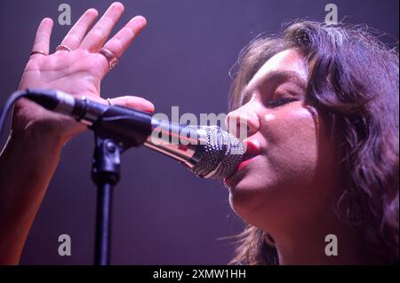 Die Mysterines spielen auf der Leadmill Stage bei Tramlines 2024 Stockfoto