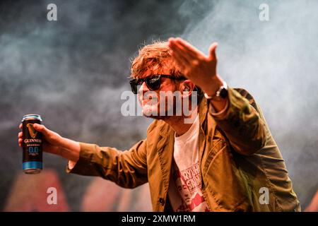 Yard Act spielt auf der T'Other Stage bei Straßenbahnlinien 2024 Stockfoto